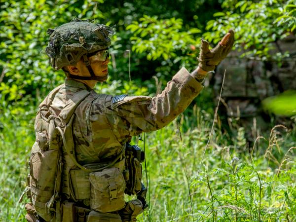 Sierżant US Army Brian Marsh podczas ćwiczeń na poligonie Bemowo Piskie w Polsce, 6 lipca 2023 r.