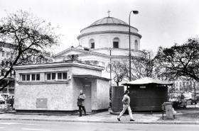 Toaleta publiczna na tyłach kościoła św. Aleksandra na placu Trzech Krzyży w Warszawie, nazywana Grzybkiem, była popularnym miejscem spotkań homoseksualistów.