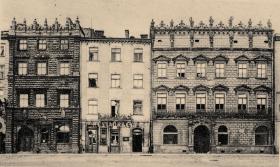 Kamienica Królewska we Lwowie (pierwsza z prawej), pocztówka z lat 30. XX w.