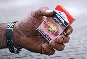 Urugwajska wersja opakowania papierosów Marlboro z napisem „Palenie śmierdzi”