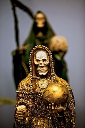 Badacze kultu upatrują jego początków w mariażu religijnych motywów katolickich i wierzeń Azteków.