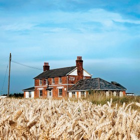 Znikające z angielskiego krajobrazu obrazki: miejski pub Lis z Little Wratting, Suffolk.