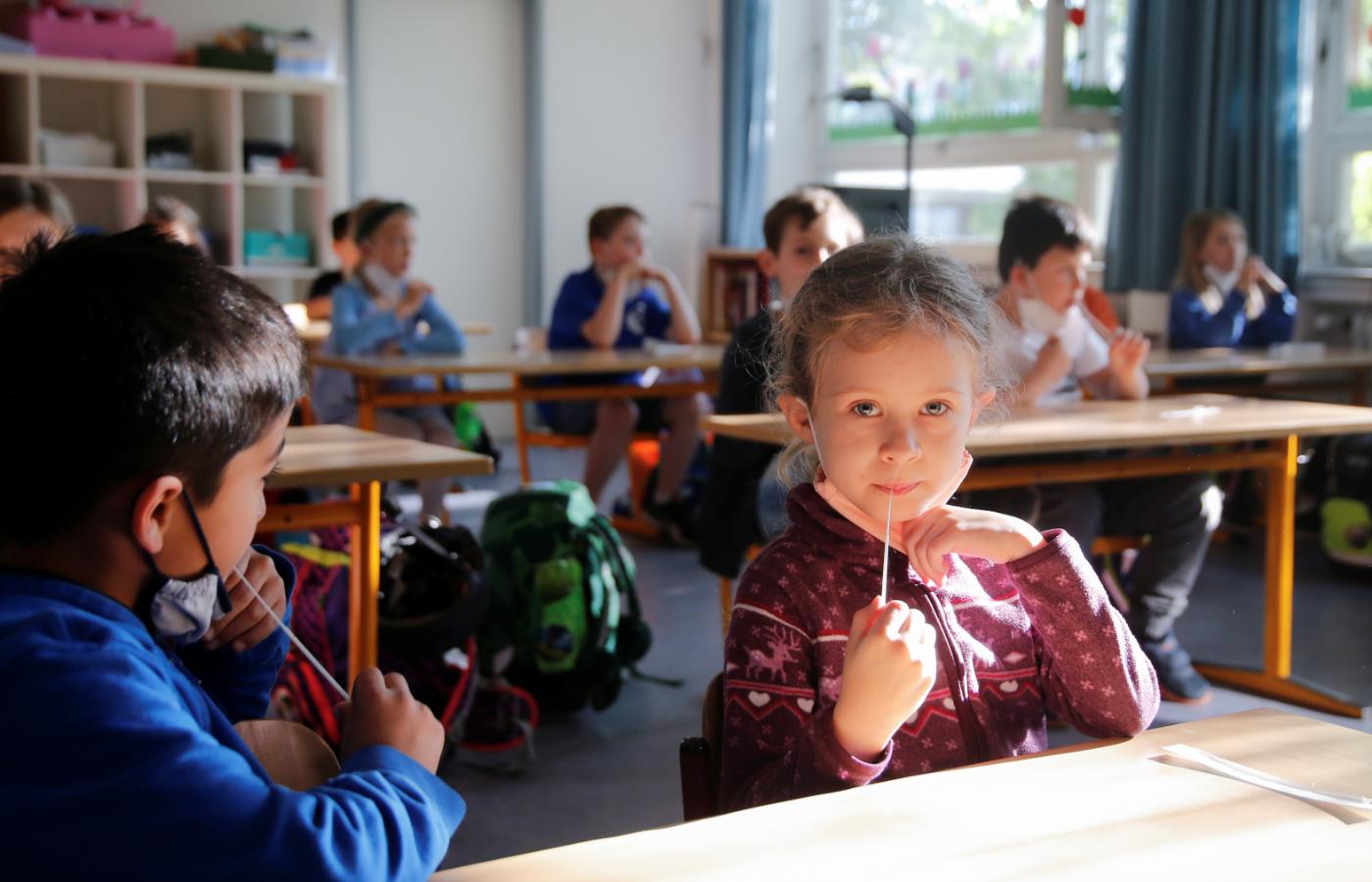 Dzieci w szkole podstawowej samodzielnie wykonują testy antygenowe z okazji powrotu do szkół po lockdownie. Dusseldorf, 31 maja 2021 r.