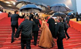 Isabelle Huppert wchodzi na pokaz zwycięskiego filmu „Miłość”.