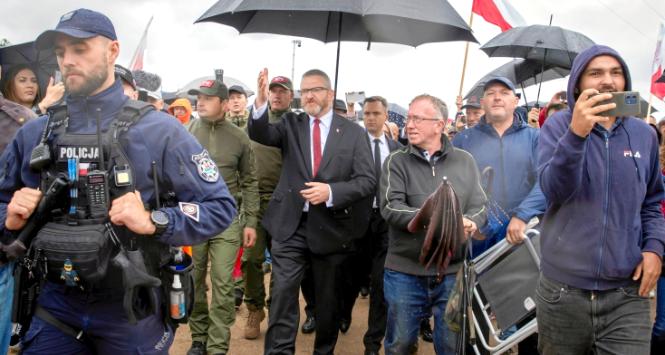 Europoseł Grzegorz Braun w Jedwabnem. Uroczystości upamiętnienia 84. rocznicy mordu na Żydach, 10 lipca 2025 r.