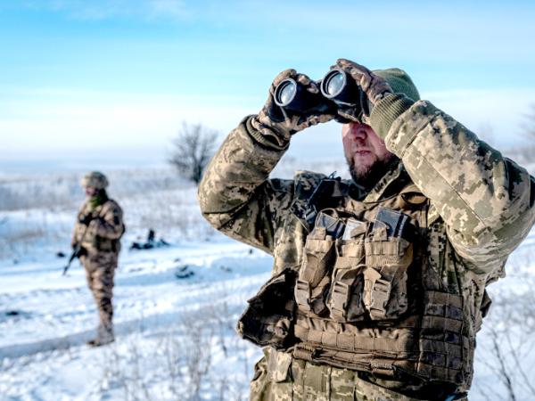 Ukraińscy żołnierze wypatrują rosyjskich dronów w okolicy Bachmutu, 13 stycznia 2024 r.