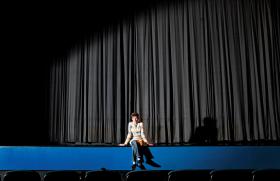 Elżbieta Studniarek. Z zawodu księgowa, trafiła na plan z powodu utraty stałej pracy. Statystowanie wyleczyło ją z nieśmiałości.