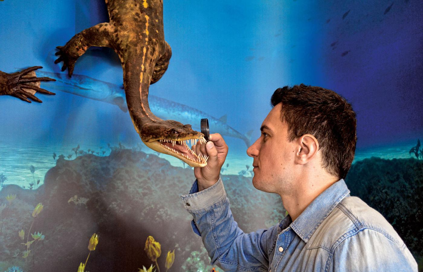 Paleontolog Dawid Surnik przy zrekonstruowanym notozaurze