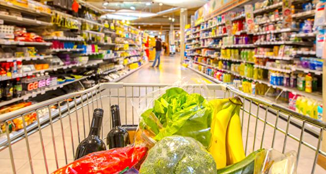 Mimo powrotu stawki VAT do poziomu 5 proc. sieci handlowe nie podnoszą na razie cen żywności.
