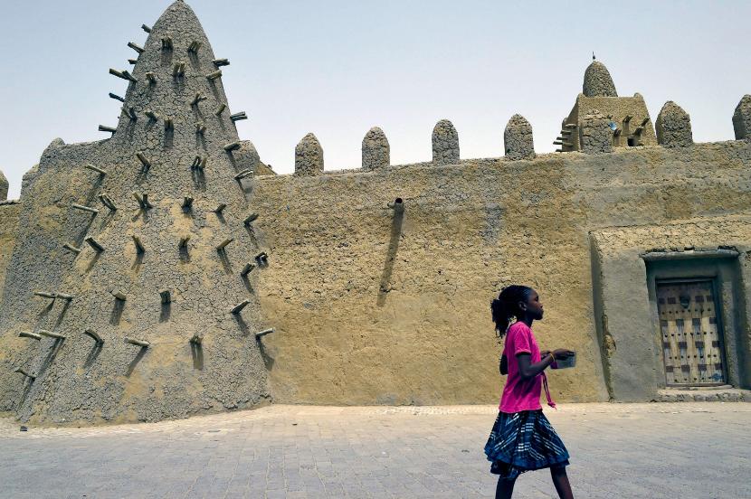 Meczet Djingareyber w Timbuktu został zbudowany w 1327 roku na polecenie legendarnego władcy Mansa Musy. W 2012 r. islamiści zniszczyli tu kilofami dwa zabytkowe grobowce.