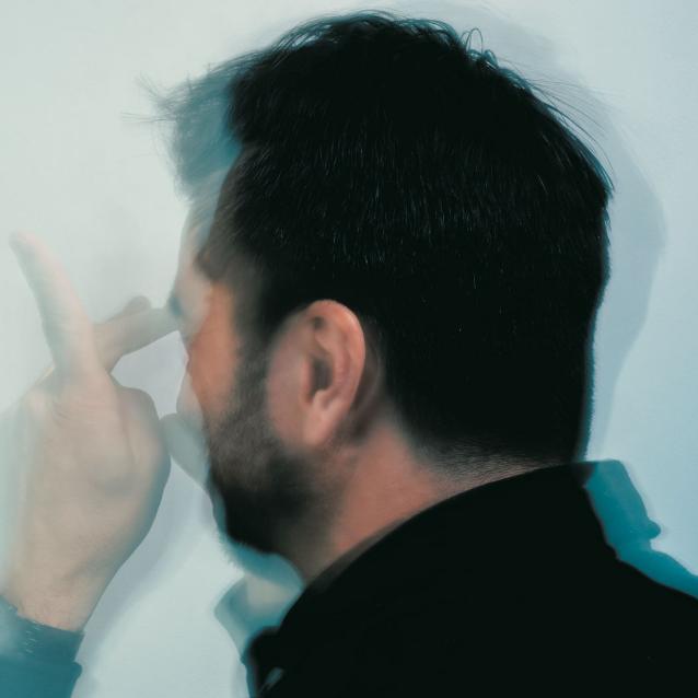 Autor, Paul Marino, porusza rytmicznie palcami, kiedy manifestuje się jego stan neurologiczny – przeważnie wtedy, gdy mężczyzna jest podekscytowany lub wzburzony.