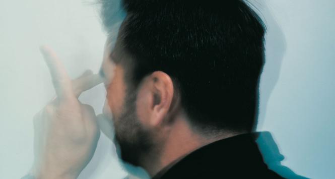 Autor, Paul Marino, porusza rytmicznie palcami, kiedy manifestuje się jego stan neurologiczny – przeważnie wtedy, gdy mężczyzna jest podekscytowany lub wzburzony.