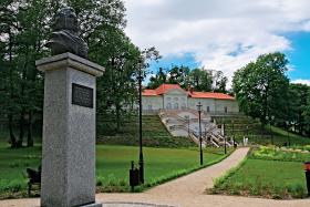 Odnowiona oranżeria i paradne schody z XVIII w. w dawnych ogrodach biskupów warmińskich, które największy rozgłos zawdzięczały księciu poetów.