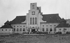 Przedwojenny budynek gdyńskiego dworca kolejowego z 1926 r., powstał wg projektu Romualda Millera w charakterystycznym dla tamtych czasów dworkowym stylu (po wojnie zastąpił go socrealistyczny gmach).