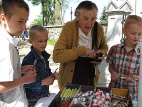 Babcia funduje wnukom lizaki. Jedyny świąteczny stragan przed kościołem.  3 maja 2009