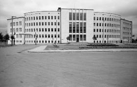 Budynek Sądu Rejonowego z 1936 r. (stojący vis-à-vis dworca PKP) z dynamiczną bryłą opartą na łuku.