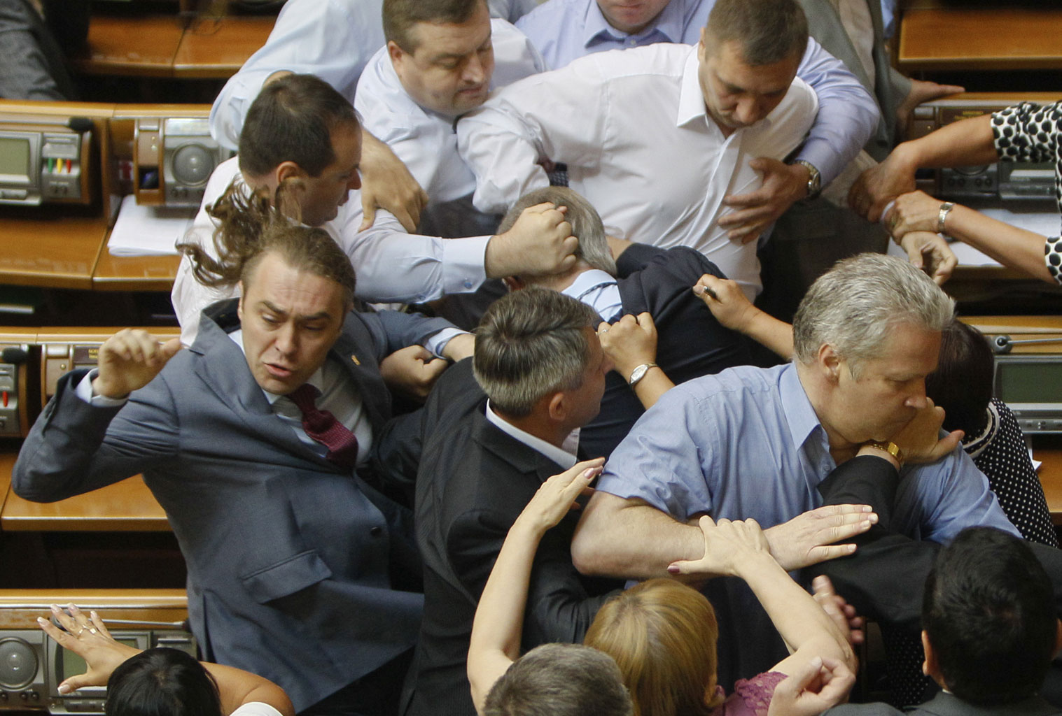 Депутаты в верховной раде. Драка в парламенте. Драка депутатов. Депутаты дерутся.