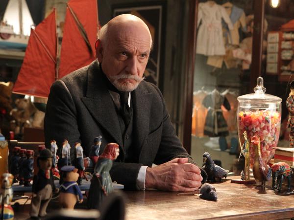 „Melies, pionier kina niemego, w przeciwieństwie do braci Lumière, zafascynowany był magią. Dopiero w wieku 34 lat obejrzał pierwszy film”.