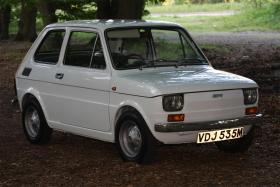 Mały Fiat, przekleństwo polskich kierowców, stał się niespodziewanie popularny wśród kolekcjonerów, również zagranicznych. Na zdjęciu wersja z kierownicą po prawej stronie.