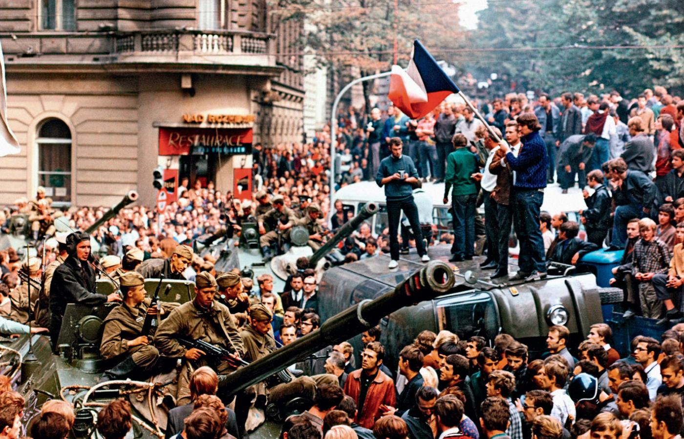 Sowieckie wozy pancerne na ulicach czeskiej Pragi, sierpień 1968 r.