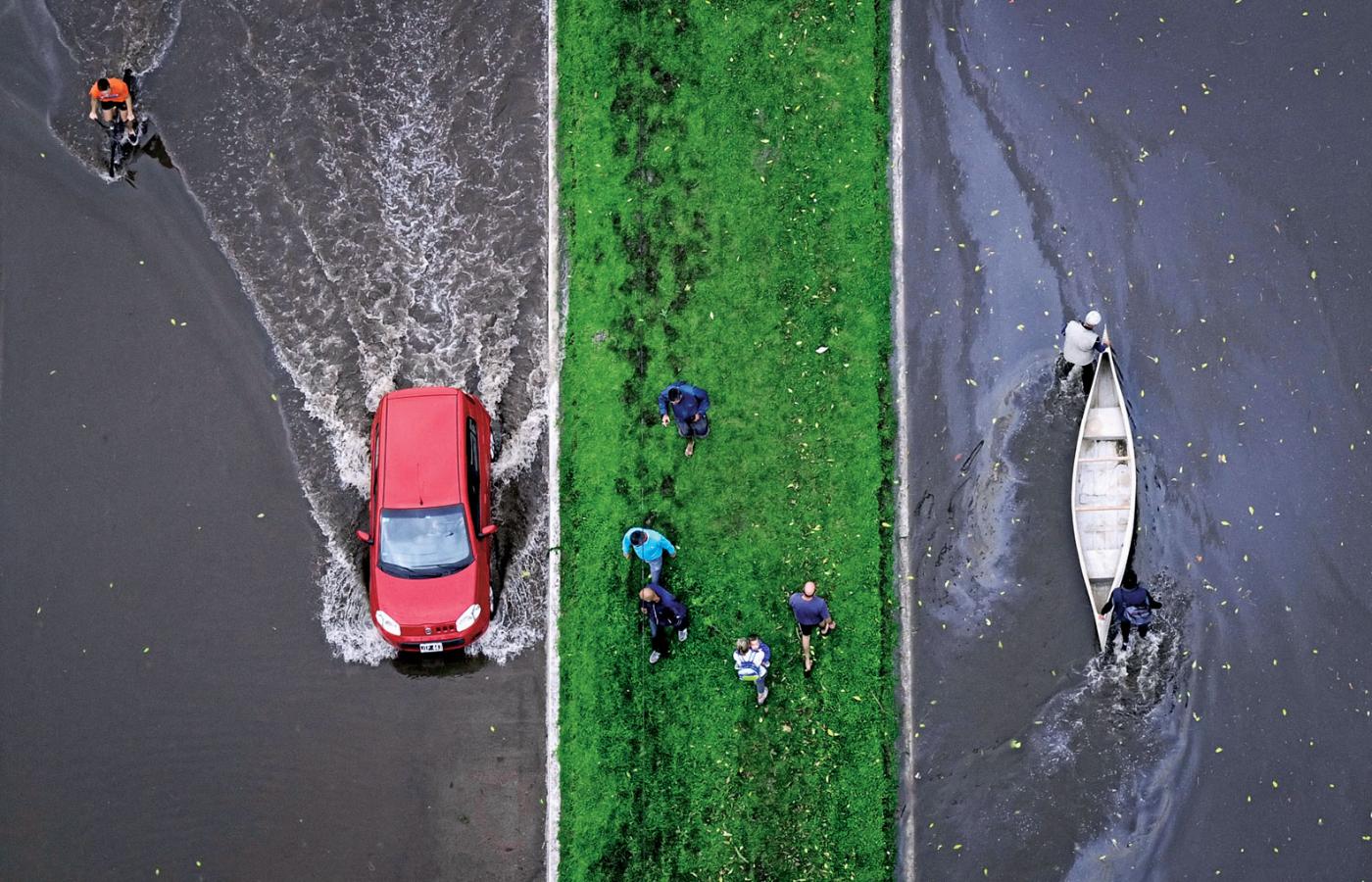 Zalana ulica podczas powodzi w Argentynie.