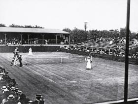 Wimbledon, turniej kobiet w grze pojedynczej, 1910 r. Surowa etykieta dotycząca obowiązkowego białego stroju na korcie trzyma się mocno do dziś.