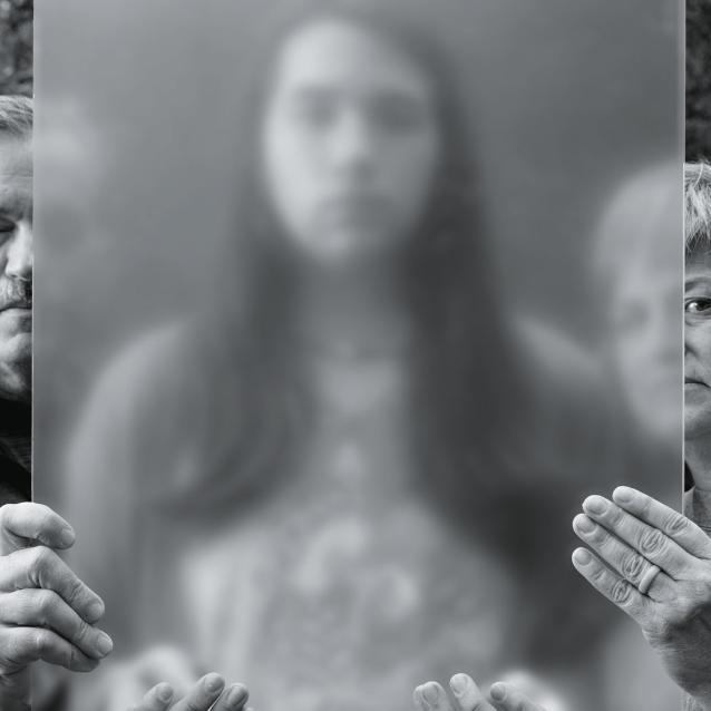 Simon, nastoletni gej, razem z rodzicami. „Jego odwaga oznacza, że ja także nie mogę się bać” – mówi mama.