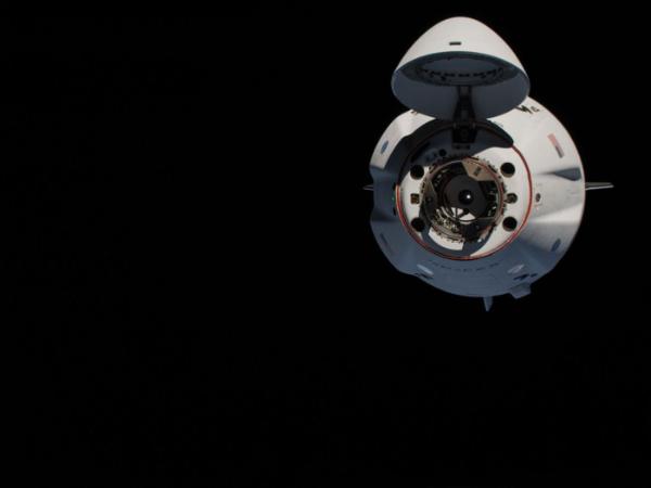 Statek kosmiczny SpaceX Crew Dragon Endeavour podczas zbliżania się do Międzynarodowej Stacji Kosmicznej
