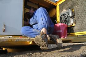 Naprawa maszyny budowlanej na stacji Stadion.