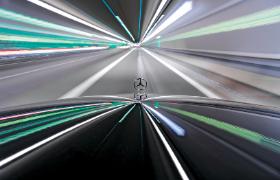 Koncern motoryzacyjny Mercedes-Benz zbuduje w Polsce fabrykę baterii.