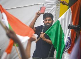 Abhijeet Dipke, lider Ludowej Partii Karaluchów, podczas lipcowego protestu w pobliżu Dżantar Mantar