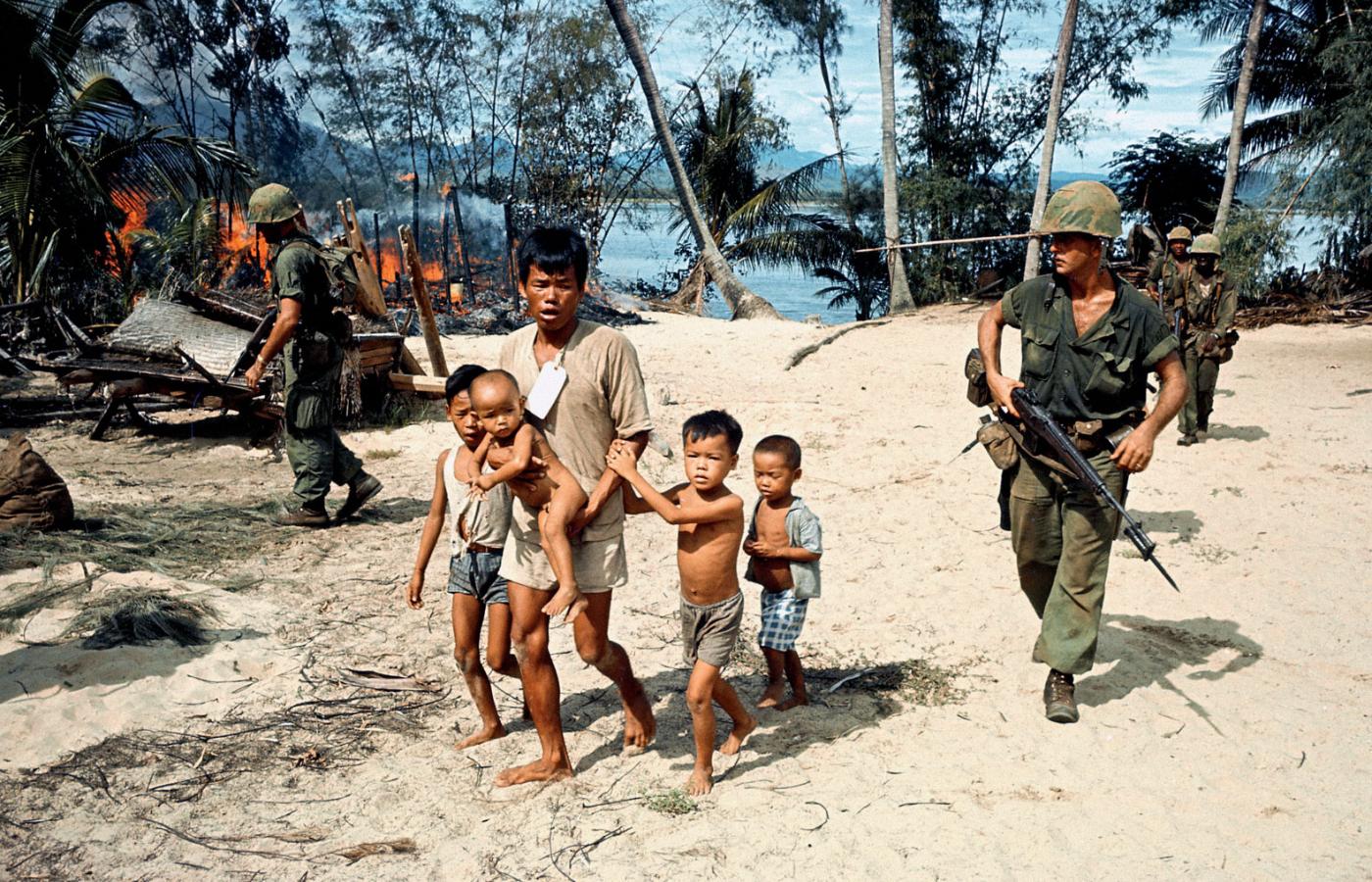 Militarny konflikt w Wietnamie, najbardziej jaskrawy przykład logiki zimnej wojny, fot. z 1965 r.