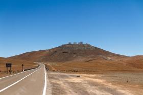 Wzgórze Cerro Paranal. To na jego ściętym stożku ustawiono obserwatorium optyczne Very Large Telescope (VLT), zestaw teleskopów pomocniczych i VLT Survey Telescope, teleskop do przeglądów nieba.