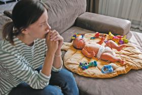 Od lat dwa ministerstwa – rodziny i sprawiedliwości – na różne sposoby utrudniają życie rozwodzącym się kobietom. Czasem w tak pokrętny sposób, jak mnożenie przeszkód formalnych w dostępie do 500 plus.