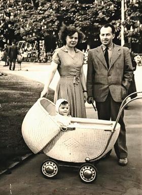 Vasz z żoną i córką, początek lat 50., zaraz po przejściu do prokuratury wojskowej.