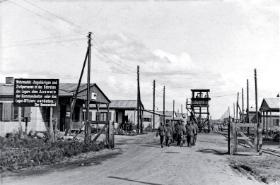 Budynki stalagu XB w Bergen-Belsen.