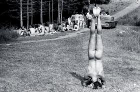 Nagość i joga podczas Konferencji Alternatywnych Mediów w Plainfield, w stanie Vermont, czerwiec 1970 r.