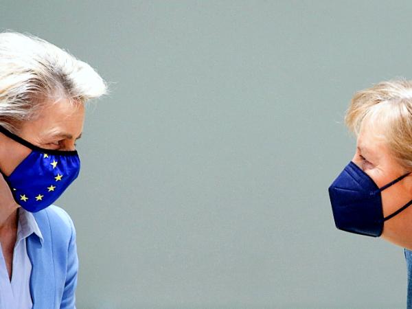 Szefowa Komisji Europejskiej Ursula von der Leyen i kanclerz Niemiec Angela Merkel na majowym szczycie Unii w Brukseli