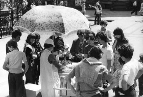 SATURATOR - wózek na kółkach z obsługą serwującą wodę gazowaną na dwa sposoby: „czystą” i „z sokiem”. Szklanka była wprawdzie różowa od soku, ale jego śladowa ilość nie pozwalała na rozpoznanie smaku. Opryskanie szklanki zimną wodą oznaczało umycie.