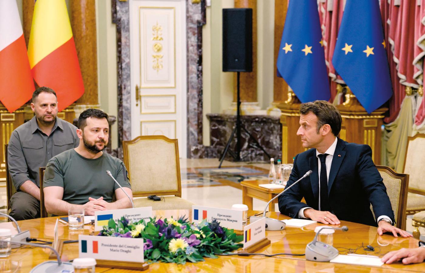 Prezydent Zełenski z nieodłącznym Andrijem Jermakiem podczas spotkania z zachodnimi liderami, na zdjęciu z Emmanuelem Macronem.