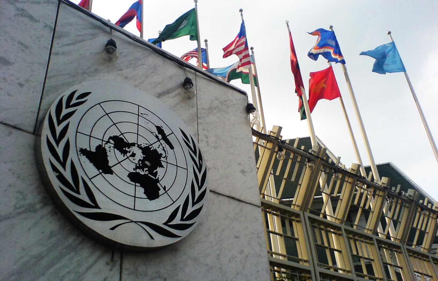 Przed siedzibą ONZ