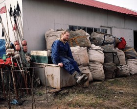 Każda daje zatrudnienie dwóm rybakom – sezonowo wynajmują oni do pomocy kolejnych kilka osób, które pomagają w pracach na nabrzeżu.