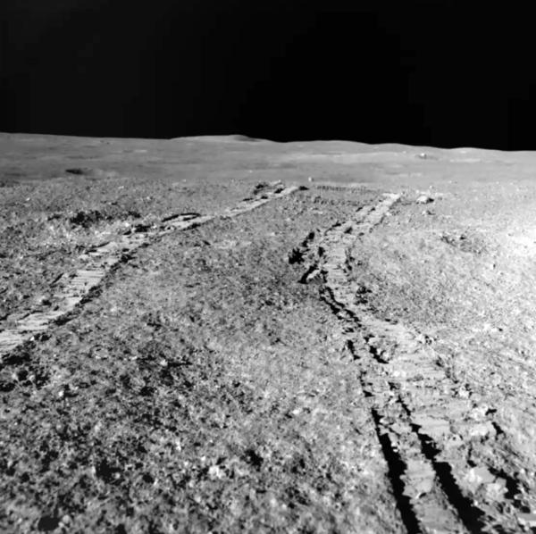Ślady łazika sondy Vikram na powierzchni Księżyca.