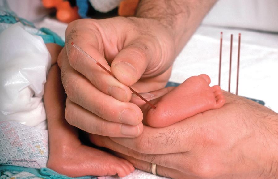 Noworodki są już teraz badane w kierunku wielu zaburzeń genetycznych. Nakłucie stopy może dostarczyć dostatecznie dużo krwi do badania przesiewowego w kierunku znacznie większej liczby takich zaburzeń.