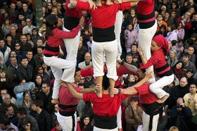 Dziewczynki z Castellers de Barcelona wdrapują się na siódme piętro.  Terrassa, 16.11.2008