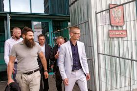 Z bratem Gerardem opuszcza warszawski sąd, maj 2018 r.