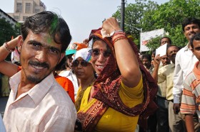 Czekają w 36-stopniowym upale.