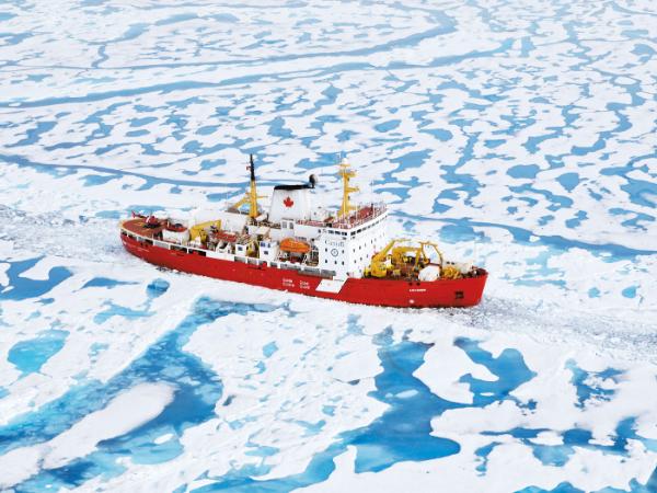 Kanadyjski lodołamacz „Amundsen” tym razem z łatwością przecinał kry.