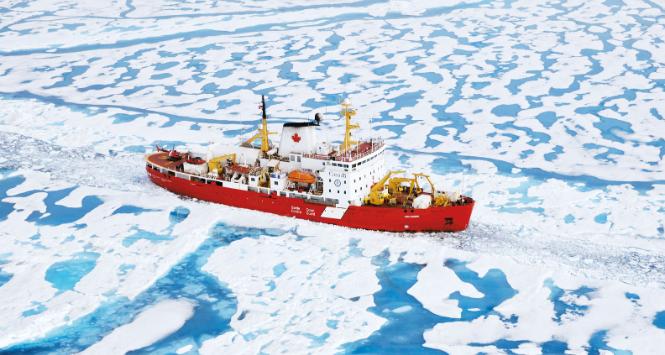 Kanadyjski lodołamacz „Amundsen” tym razem z łatwością przecinał kry.