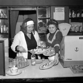 Czysta wódka i przysmaki: jajka na twardo i schab w galarecie. Bar Kosmos, 1983 r.